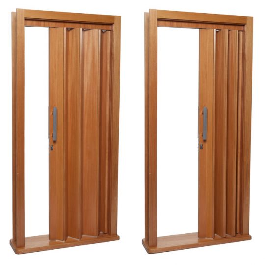 Porta sanfonada parecida com porta de madeira