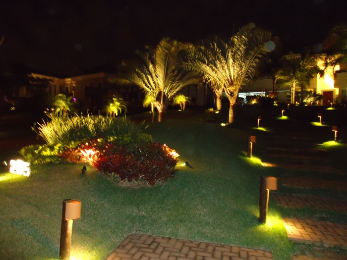 Jardim com iluminação