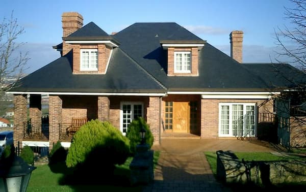 Fachada de Casa Americana Grande com Tijolos e 2 Chaminés