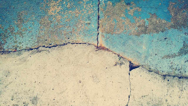 fissuras na parede de concreto