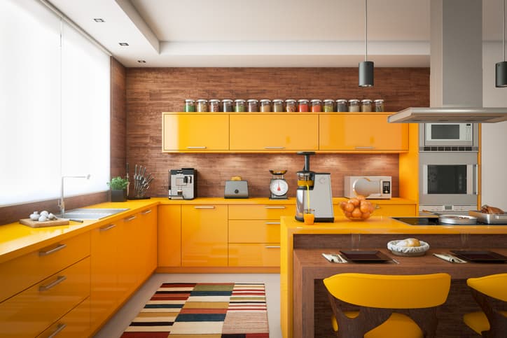cozinha moderna com armários coloridos