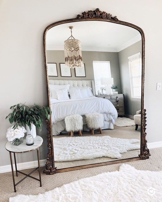 decoração com espelhos apoiados no chão 2