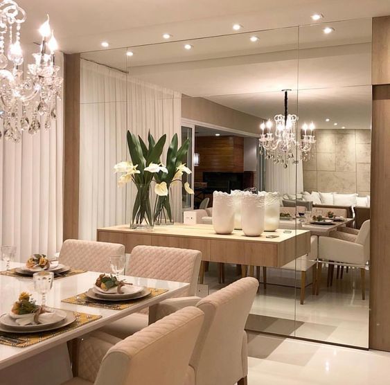 decoração com espelhos na parede inteira