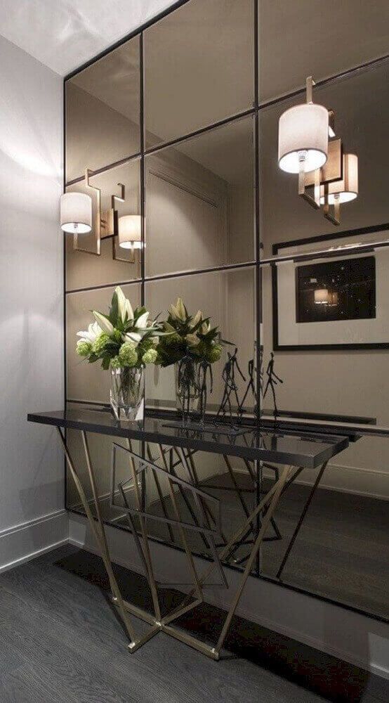decoração com espelhos na parede inteira