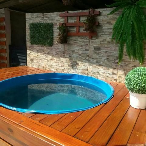 piscina em deck de madeira