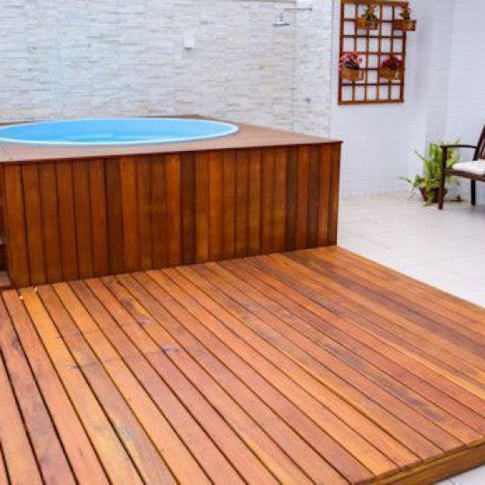 Deck de madeira para piscina redonda