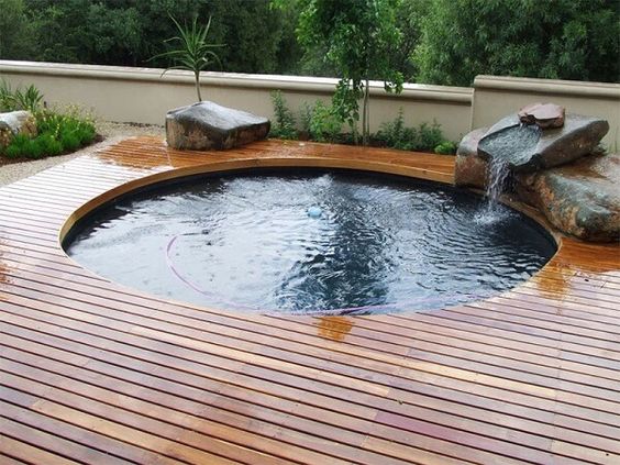 Deck de madeira para piscina redonda