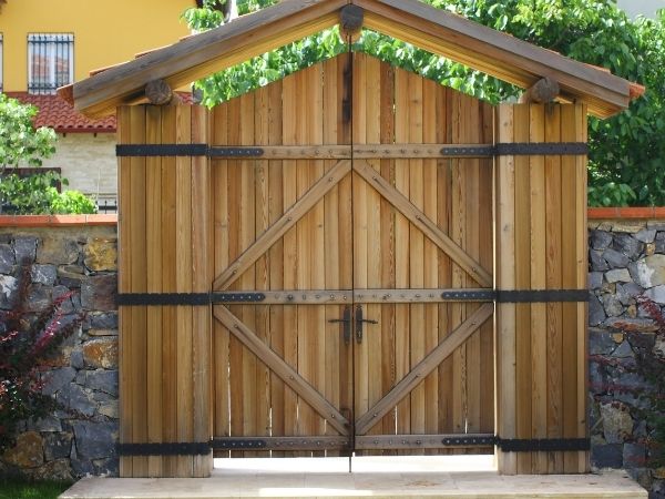 Como pintar portão de madeira