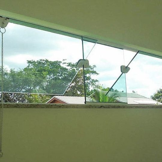 Casas com janelas de vidro basculante